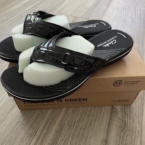 CLARKS Cloudstepper Sport Thong Sandals Breeze Sea Black Patent Size 7 NEW